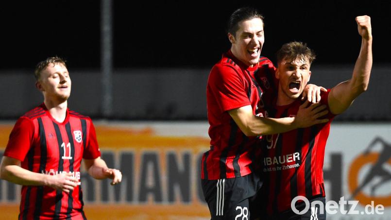 Nico Argauer (rechts) und Erol Özbay bejubeln den 5:3-Triumph gegen den 1. FC Bad Kötzting, Benedikt Meckl (links) kommt zum Feiern dazu. Bild: Büttner