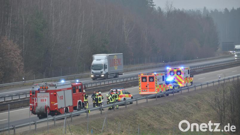 Einsatz auf der A6 bei Vohenstrauß. Ein 62-Jähriger verunglückte mit einem gestohlenen Fahrzeug. Die Autobahn ist für fünf Stunden gesperrt. Bild: dob
