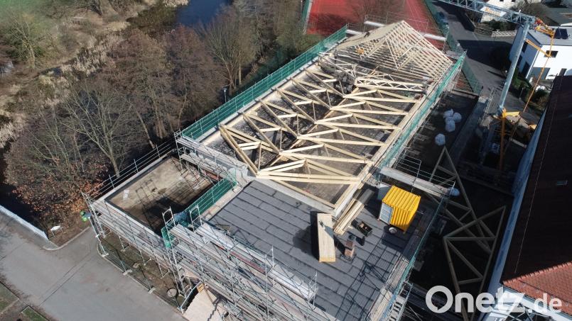 Das Aufrichten des Dachstuhls steht momentan auf dem Zimmerer-Programm für die Sanierung der Mehrzweckhalle. Wenn diese Arbeiten beendet sind, kann die innenliegende Entwässerung ausgebaut werden. Bild: bey