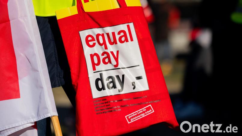 Wer &quot;equal pay&quot; fordert, sollte aber gleichzeitig auch &quot;equal care&quot; fordern, kommentiert Maria Oberleitner. Symbolbild: Rolf Vennenbernd/dpa