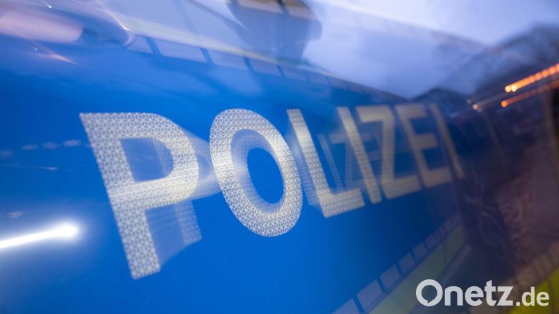 Die Polizei ermittelt in einem Fall einer Sachbeschädigung in Mitterteich am Parkplatz &quot;Am Eiskeller&quot;. Symbolbild: Marijan Murat/dpa