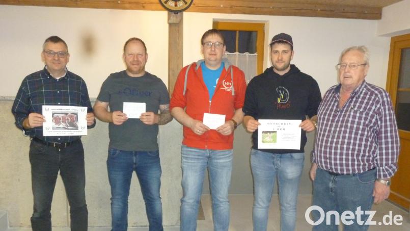 Die Gewinner des Preisschafkopfs (von links) Hubert Schinner, Tobias Panzer, Michael Janner und Johannes Götzl mit Organisator Willi Kraus. Bild: Feuerwehr Wetzldorf/exb