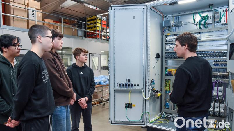 Im Rahmen des Projekts &quot;Nächste Haltestelle Traumjob&quot; besuchten Schüler der Mittelschulen in Amberg und im Landkreis Amberg-Sulzbach, verschiedene Unternehmen: Im Bild: Achtklässler der Dreifaltigkeits-Mittelschule bei Autec in Amberg. Bild: Stephan Huber