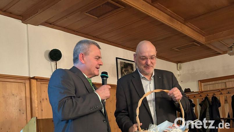 Vorsitzender Ulrich Kummer (links) überreichte dem Referenten Dr. Josef Deuringer, Fachanwalt für Agrarrecht, zum Dank einen Präsentkorb. Bild: Harald Pilhofer/exb