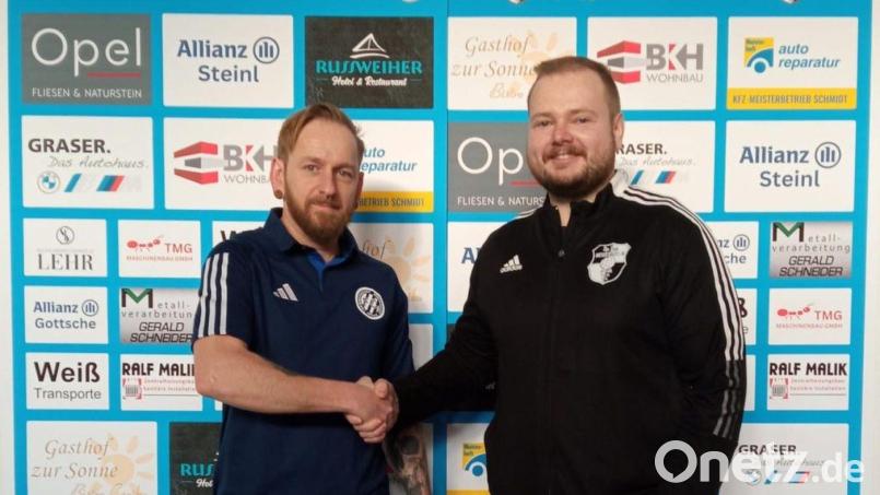 Die Spartenleiter beider Vereine freuen sich über die Verständigung auf eine Spielgemeinschaft: Florian Schnödt vom FC Tremmersdorf (links) und Florian Dötsch von der SpVgg Neustadt/Kulm bekräftigen die Kooperation. Bild: FC Tremmersdorf