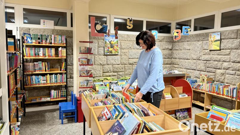 Tägliche Arbeit: Die Büchereileiterin Gisela Kreisel beim Sortieren der Bücher. Bild: Eichl