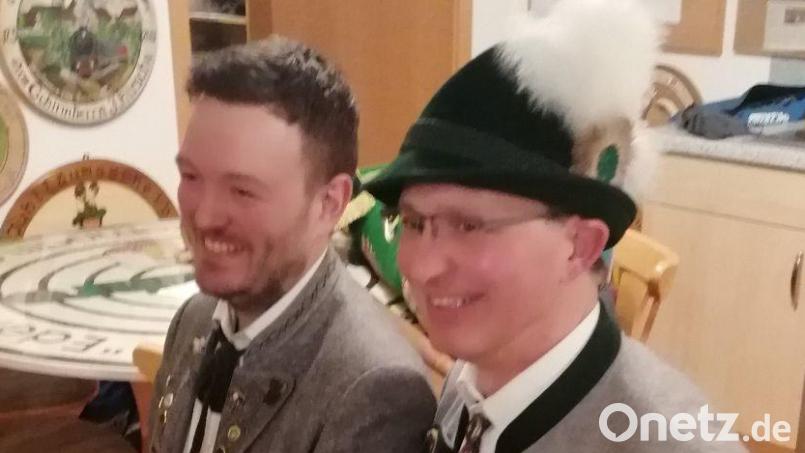 Die beiden Schützenmeister Johannes Wenkmann (links) und Helmut Wedel knien sich zum Patenbitten nieder. Bild: snn