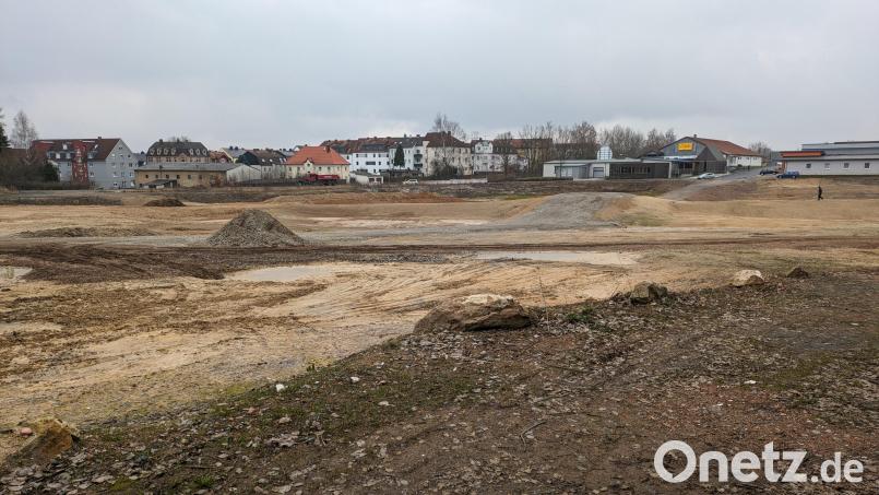 Die Sanierung der Tonscherben-Deponie an der ehemaligen Bahnlinie und der Baumeister-Emil-Engel-Straße (im Hintergrund) ist inzwischen abgeschlossen. Für die Maßnahme wurden die geplanten Ausgaben von rund 1,1 Millionen Euro in den Entwurf für den Etat 2024 übertragen. Bild: pz