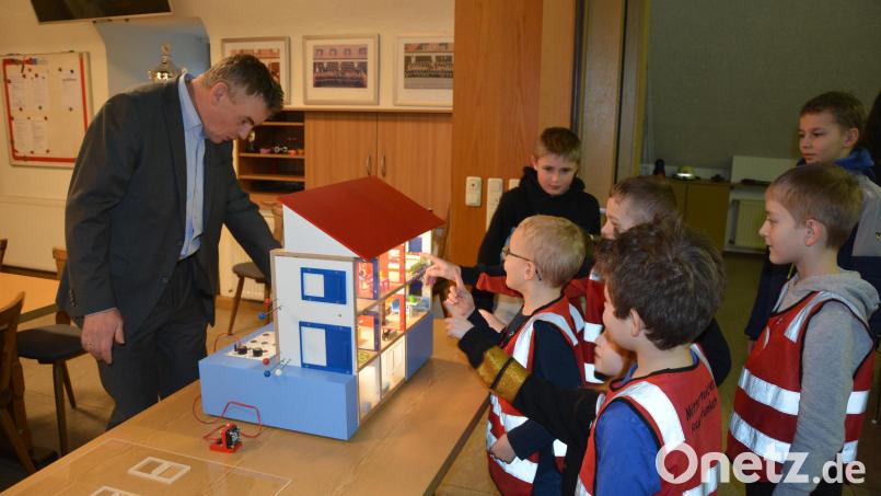 Auf großes Interesse stieß das neue Rauchhaus-Modell vor allem beim Nachwuchs der Feuerwehr Mitterteich. Florian Ramsl von der Versicherungskammer Bayern führte die Funktionen vor. Bild: jr