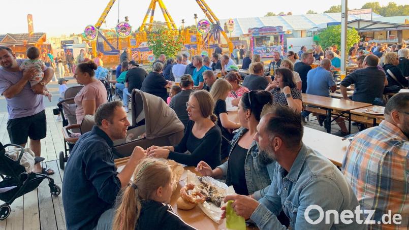Den Biergarten bei spätsommerlichen Temperaturen genießen wie hier im vergangenen Jahr. Darauf hoffen Stadt und Schausteller auch 2024 zum fünftägigen Volksfest. Archivbild: Gabi Schönberger