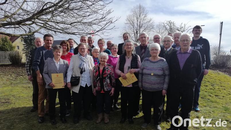 Anlässlich seines 40-jähriges Bestehens ehrt der Hohenkemnather Krankenpflegeverein langjährige Mitglieder. Bild: Johann Franz/exb