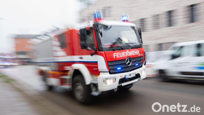 Die Feuerwehr rückte am Montagmorgen zu einem Bekleidungsgeschäft in Neustadt/WN aus. Symbolbild: Julian Stratenschulte/dpa