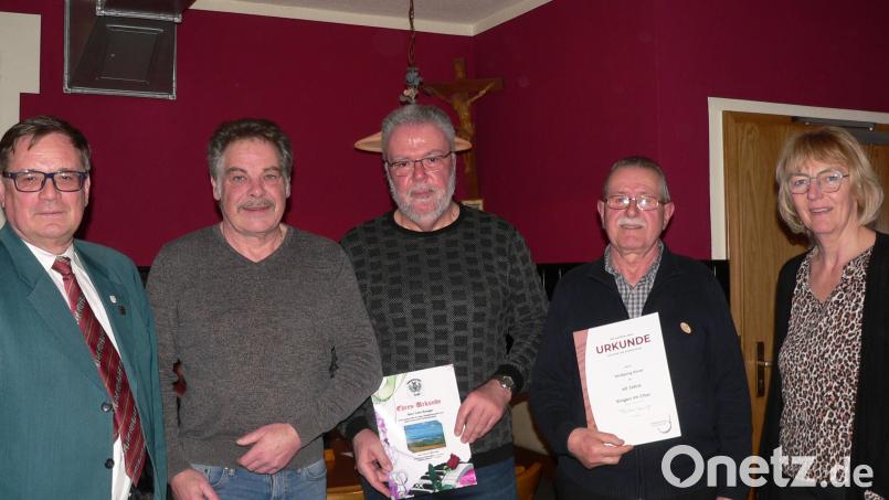 Für 40 Jahre Treue zur &quot;Lyra&quot; wurde Wolfgang Eimer (Zweiter von rechts) und für 20 Jahre Lutz Hengge geehrt. Es gratulierten Vorsitzender Hans-Georg Birkmüller, sein Stellvertreter Willi Köllner und Zweite Bürgermeisterin Sigrid Ziegler. Bild: mh
