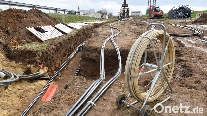 Neue Stromleitungen werden derzeit an der Bayernwerkstraße, an der Ortsgrenze zwischen Amberg und Kümmersbruck, verlegt. Bild: Petra Hartl