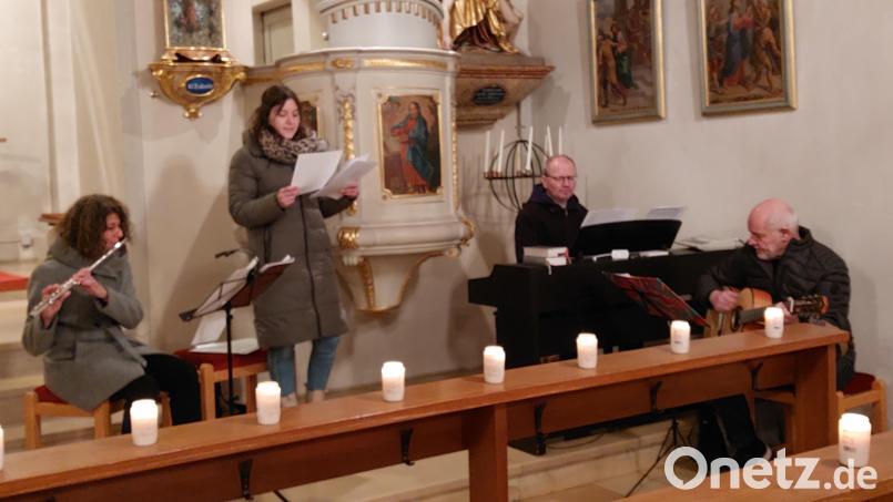 Sängerin Anja Sporer gestaltete mit einigen Musikern den &quot;Evensong&quot; in der Pfarrkirche Wernersreuth. Bild: Brigitte Meyer/exb