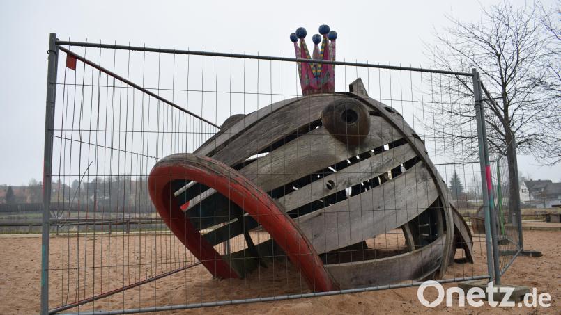 Nach einer Rettungsaktion am Spielplatz &quot;Fischers Fritz&quot; am Fischhofpark ist das am Spielgerät &quot;Karpfen&quot; derzeit gesperrt. Die Feuerwehr musste einen Jungen befreien, der sich zwischen den Holzlatten den Fuß eingeklemmt hatte. Bild: szl