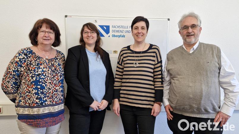 Die Fachstelle ist personell wieder voll besetzt, von links: Angelika Bär, Sarah Lebek (Leitung), Marina Lenk und Klaus Pippan. Bild: Maria Müller/exb