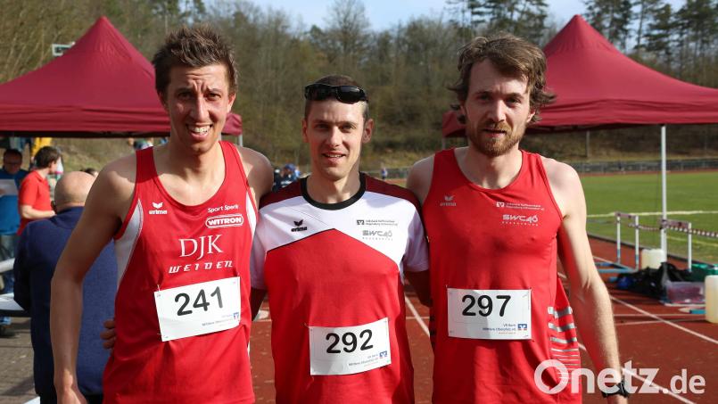 Die Herrensieger auf der Langstrecke mit (von links) Zweitplatziertem Sven Arnold (DJK Weiden, Sieger Marcel Kirchner (SWC Regensburg) und dem Dritten Kilian Schwarzensteiner (SWC Regensburg). Bild: Pretzl