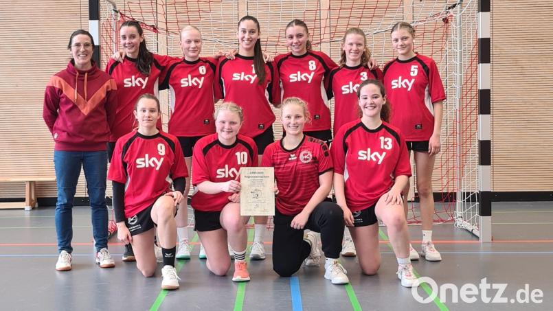 Für das Sulzbach-Rosenberger Herzog-Christian-August-Gymnasium (HCA) waren im Einsatz, hinten von links: Studienrätin Lisa Steiner (Betreuerin), Anne Haller, Vera Rösel, Julia Pirner, Fabia Koch, Magdalena Munker, Grete Koch sowie (unten, von links) Lea Seitz, Hannah Poeplau, Leni Wolfsteiner (Torfrau) und Pauline Steger. Bild: lis