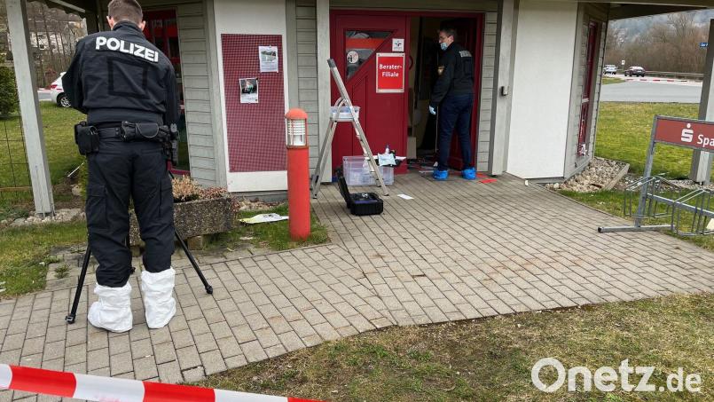 Die Polizei sicherte am Mittwochvormittag Spuren im und vor dem Bankgebäude in Weigendorf. Bild: Petra Hartl