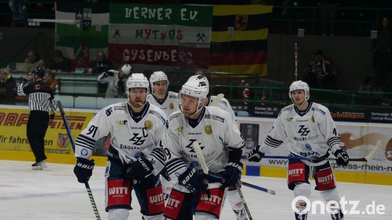 Die Blue Devils gewannen am Dienstag das zweite Match im Play-off-Achtelfinale beim Herner EV mit 9:2. Hier fahren Kapitän Dennis Thielsch (vorne links), der zweifache Torschütze Tyler Ward (daneben) und Vladislav Filin (hinten rechts) nach einem Treffer vom Eis. Bild: Christian Kaminsky