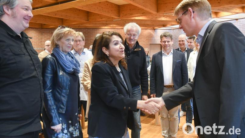 Die Stadträte gratulieren dem neuen Kämmerer Stefan Rögner (rechts) zur Wahl als berufsmäßiger Stadtrat. Bild: Gabi Schönberger