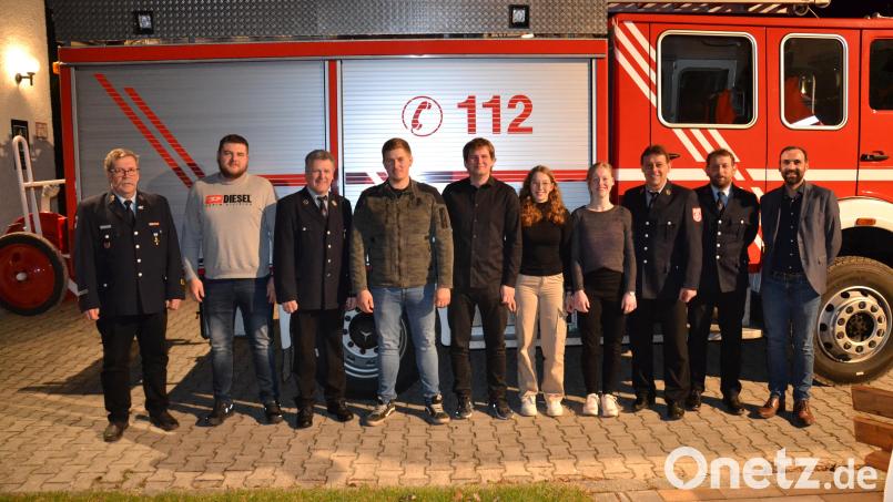 Zum neuen zweiten Vorsitzenden wird Johannes Forster (Zweiter von links) gewählt; mit im Bild (von links): zweiter Kommandant Wolfgang Bergmann, Franz-Josef Hierold, Fahnenträger Felix Forster, Viktoria Stefinger, Franziska Völkl, Vorsitzender Günter Pösl und Kommandant Josef Neuber. Kreisbrandmeister Thomas Kleber (links) und Bürgermeister Armin Bulenda (rechts) gratulieren. Bild: gi