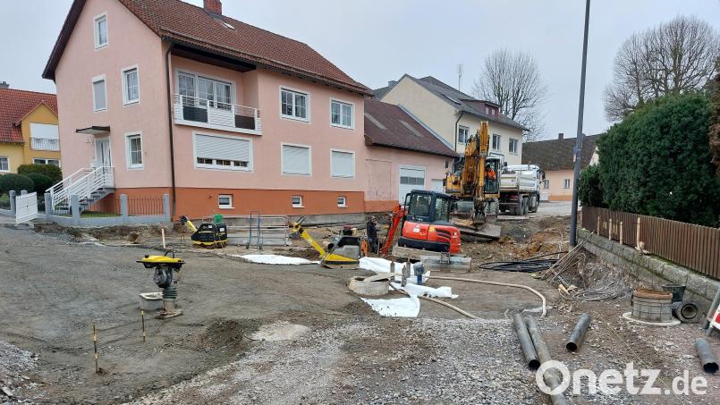 In der Brennerstraße in Eslarn kann angesichts der milden Witterung weitergebaut werden. Anlieger werden laut Baufirma zeitnah über mögliche Einschränkungen informiert. Bild: bey