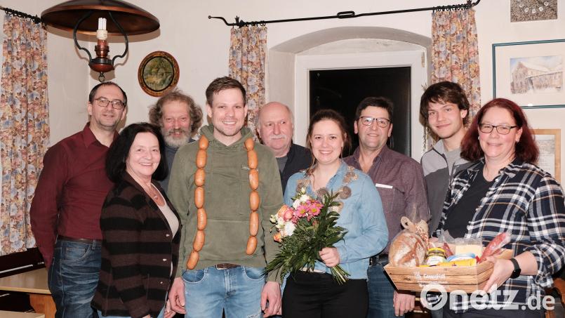 Sportleiter Martin Völkl, Petra Schwab, Schützenmeister Hans Leipold, Vizeschützenkönig Andreas Schmid, Martin Bodensteiner, Schützenkönigin Johanna Bodensteiner, Karl Greiner, Sascha Dewald und Sabine Dewald (von links) freuen sich über die Ergebnisse beim Königsschießen. Bild: fvo