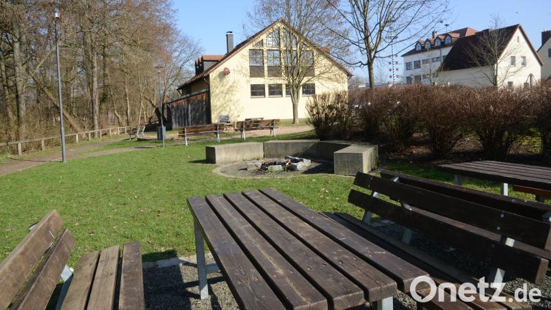 Zwischen den Spielanlagen und dem Gehweg (links) und somit im Hintergrund der Bänke und des Tisches soll das Hochbeet aufgestellt werden. Bild: bey