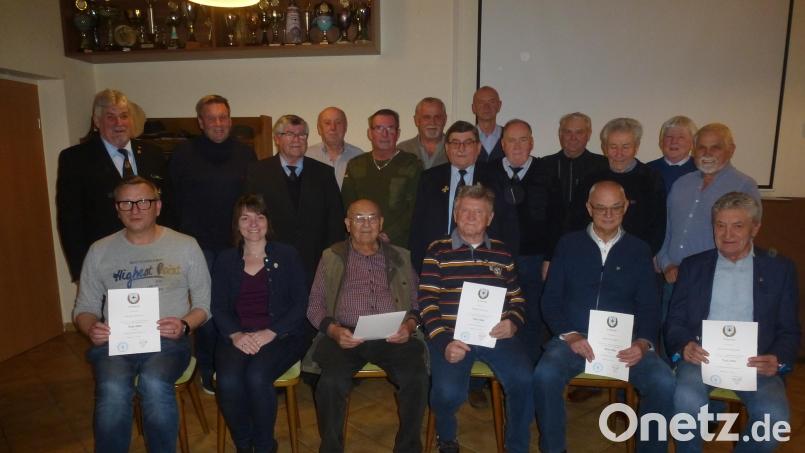 Das Führungsteam der KSK mit den Geehrten. Ihnen gratulieren Horst Embacher, Heinrich Scheidler und Alfons Betzl sowie Bürgermeister Ludwig Biller. Bild: bk