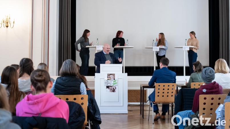 Die Finalisten beim Debattieren im Gerhardinger-Saal der DJD-Schulen. Bild: Hendrik Rosenboem