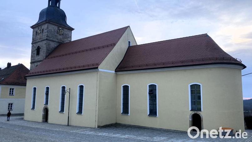 Vor der Waldecker Pfarrkirche führt das Landestheater Oberpfalz das Stück &quot;Jedermann&quot; auf. Bild: stg
