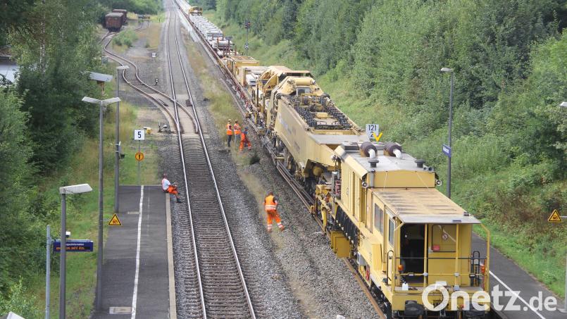 Die Arbeiten zur Erneuerung der Gleise auf der Bahnstrecke zwischen Waldershof und Marktredwitz liefen Tag und Nacht. Das Bild zeigt den Maschineneinsatz in der Nähe des Waldershofer Musikbahnhofs „Schaffnerlos“. Bild: Hermann Philipp/exb