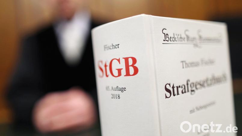 Wegen Körperverletzung sitzt ein 42-Jähriger auf der Anklagebank. Er soll einen 38-Jährigen die Treppe hinuntergestoßen haben. Symbolbild: Oliver Berg