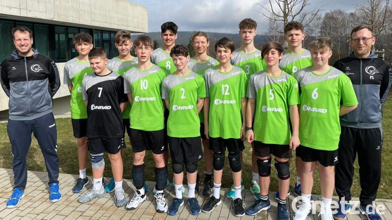 Die erfolgreiche U16 des VC DJK Amberg mit den Trainer Florian Birner (links) und Stefan Pirke (rechts). Bild: Stefan Hierl/exb