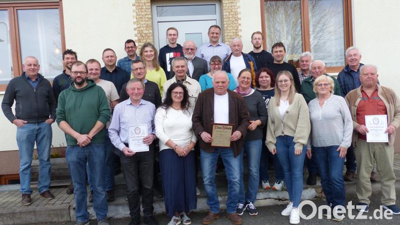 Vorsitzende Rosina Gollwitzer (vorne, Dritte von links) mit Ehrenvorstand Michl Schwabl (rechts daneben) und den Geehrten sowie Bürgermeister Anton Kappl (hinten) Bild: sl