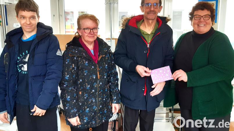 Jakob Graf kam mit seinen Eltern Petra und Rudi Graf (von links) zu Karin Borchers vom Kinderpalliativteam. Die Familie überreichte eine Spende von 750 Euro. Bild: Klinikum/Neiß/exb