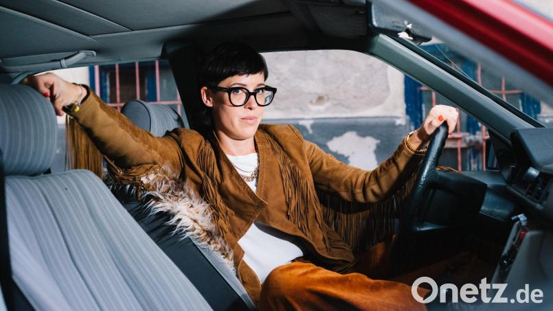 Live auf der Bühne tourt sie derzeit mit ihrem Programm TAXI. Uhr läuft. Bild: Ingo Petramer/exb