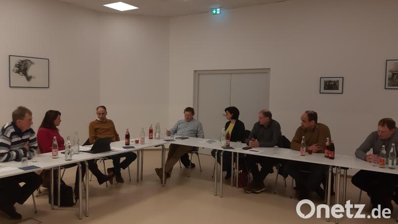Bundestagsabgeordnete Martina Englhardt-Kopf spricht mit Vertretern des Bayerischen Bauernverbandes über aktuelle Entwicklungen in der Landwirtschaft. Bild: Josef Wittmann/exb