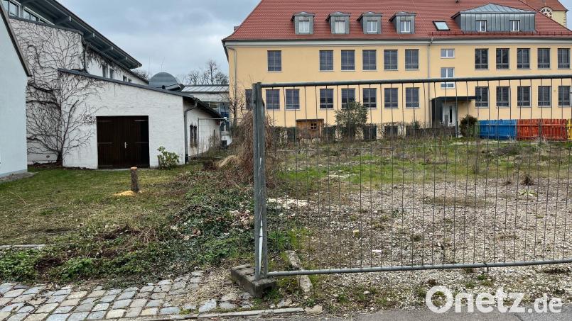 Auf dieser Brachfläche zwischen Feuerwehrhaus und Grundschule in Fronberg findet ein städtischer Mitarbeiter einen Knochen, vermutlich ein Stück eines menschlichen Schädelknochens. Bild: ihl
