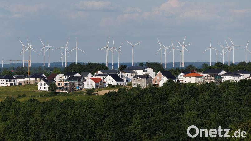 Die bisherigen Planungen der Stadt Weiden für Potenzialflächen für Windanlagen gehen von 800 Metern Abstand zu Siedlungsflächen aus. Das stört die CSU-Fraktion, die einen Antrag zum Stadtrat einreichte. Symbolbild: Friso Gentsch