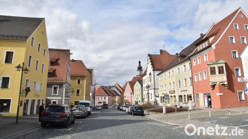 In der Sulzbacher Altstadt wird der ruhende Verkehr durch die Stadt seit 1992 selbst überwacht. Beschwerden gibt es dort aber auch immer wieder über Autofahrer, die durch die Rosenberger Straße rasen. Mit der Kontrolle des fließenden Verkehrs durch den Zweckverband kommunale Verkehrsüberwachung erhoffen sich die Stadtväter in diesem Bereich eine Verbesserung. Bild: Andreas Royer