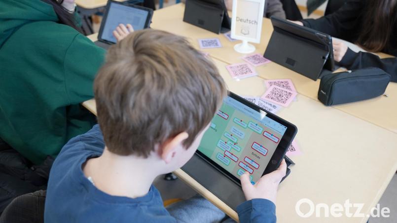 Schüler arbeiten an einem Tablet während des Unterrichts. Wenn es nach dem bayerischen Philologenverband (bpv) geht, soll das zukünftig nicht mehr so oft passieren. Bild: Marcus Brandt/dpa