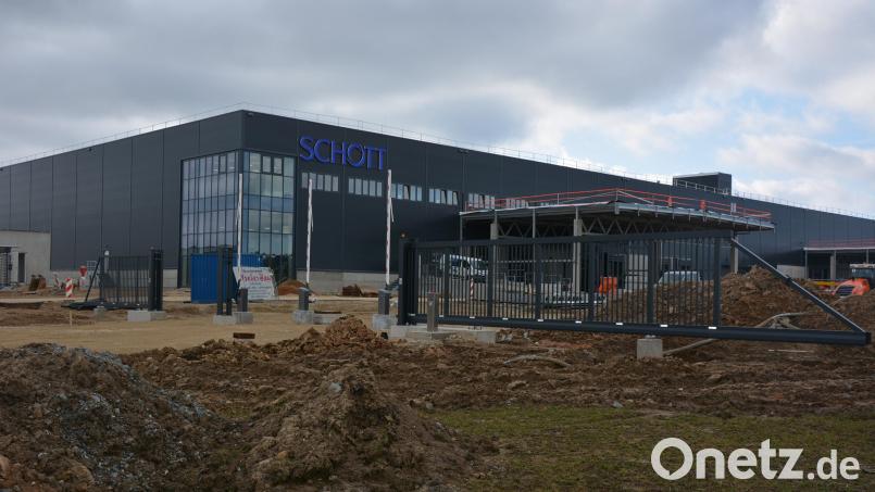 Das Schott-Logistikzentrum an der Oberteicher Straße in unmittelbarer Nähe der Autobahn geht seiner Fertigstellung entgegen. Seit einigen Tagen ist das Firmenlogo an den riesigen Hallen angebracht. Bild: jr