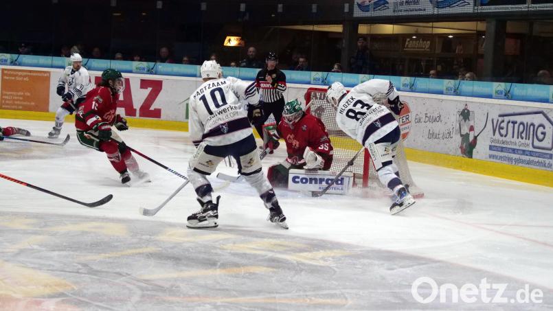 Die Blue Devils gewannen am Dienstag das zweite Achtelfinalspiel beim Herner EV nach einem 0:2-Rückstand mit 9:2. Hier schießt Martin Hlozek (rechts) zum 2:2 ein. Bild: Christian Kaminsky