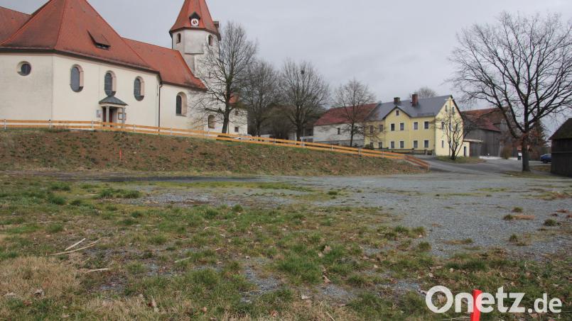 Auf diesem brachliegenden Wirtsbauern-Areal unterhalb der Pfarrkirche will die Feuerwehr Großkonreuth eine 12 mal 25 Meter große Vereinsscheune errichten. Der Marktrat stimmte geschlossen zu. Bild: kro