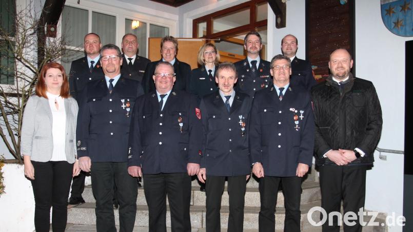 Landrat Andreas Meier (rechts) würdigt bei der Verleihung der Feuerwehr-Ehrenzeichen die ehrenamtlichen Leistungen der Feuerwehrleute. Bild: pi