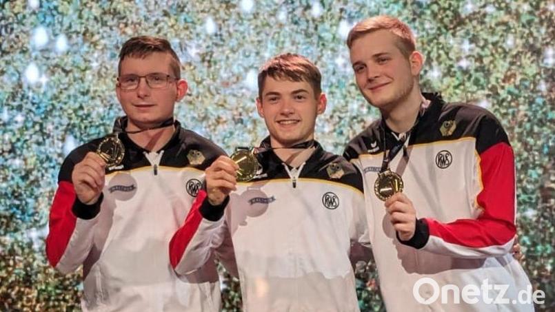 Stolz zeigen die deutschen Luftgewehr-Junioren ihre EM-Goldmedaille: (von links) Florian Beer, Justus Ott und Nils Palberg. Bild: Dieter Beer