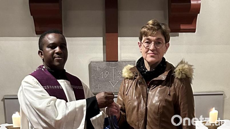 Pfarrvikar Dr. Linus dankte der evangelischen Prädikantin Gertraud Burkhardt für ihre offenen Worte bei der Fastenpredigt. Bild: Pfarrei Immenreuth/exb